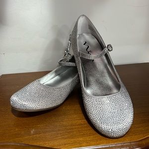 Nina Silver Satin Shoes Size 6 worn once